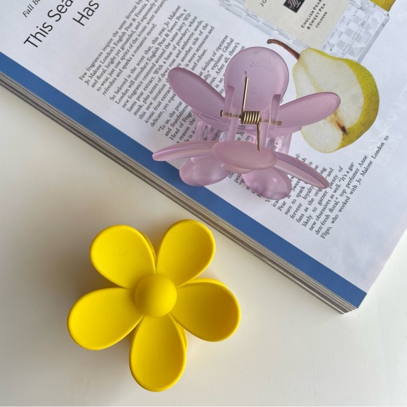2 Large Flower Claw Clips in Purple and Yellow - Picture 4 of 6